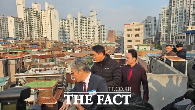 오세훈 서울시장은 10일 서울 영등포구 대림동 일대에서 '대림1구역 재개발 사업 현장방문 및 주민간담회를 가졌다. /강주영