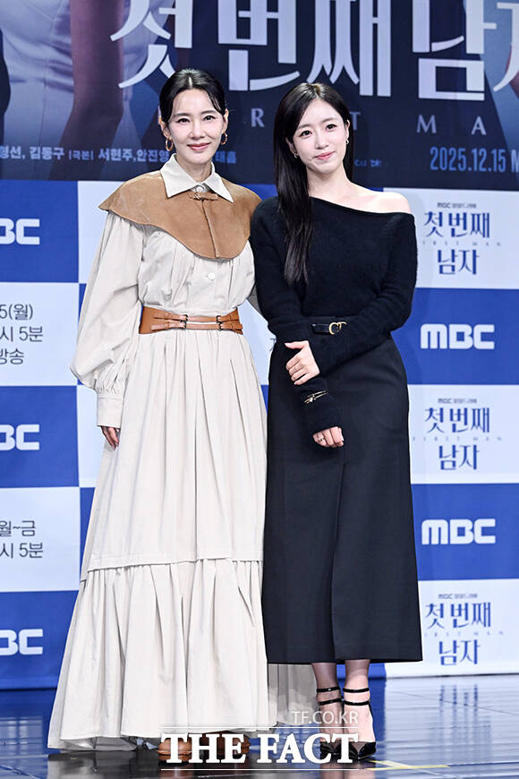 배우 오현경(왼쪽)과 함은정이 10일 오전 서울 마포구 상암동 MBC에서 열린 새 일일드라마 '첫 번째 남자' 제작발표회에 참석해 포즈를 취하고 있다. /서예원 기자