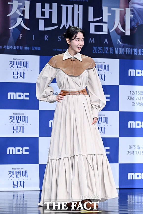 배우 이재황과 정찬, 오현경, 박건일, 함은정, 윤선우, 김민설(왼쪽부터)이 10일 오전 서울 마포구 상암동 MBC에서 열린 새 일일드라마 '첫 번째 남자' 제작발표회에 참석해 포즈를 취하고 있다. /서예원 기자