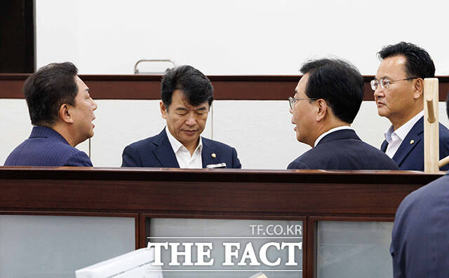 여야 원내지도부가 10일 국회에서 만나 정치개혁특별위원회 구성과 연금특위 기간 연장, 감사원장 인사청문회 특위 구성에 합의했다. 왼쪽부터 김병기 원내대표, 문진석 더불어민주당 원내운영수석부대표, 송언석 원내대표, 유상범 국민의힘 원내운영수석부대표. /배정한 기자