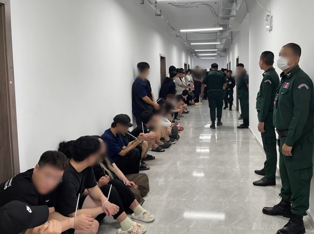 경찰청은 코리아 전담반이 캄보디아 스캠(사기) 단지 내 감금 중이던 20대 남성 A 씨를 구출했다고 10일 밝혔다. 스캠 조직에 가담한 51명도 검거했다. /경찰청 제공