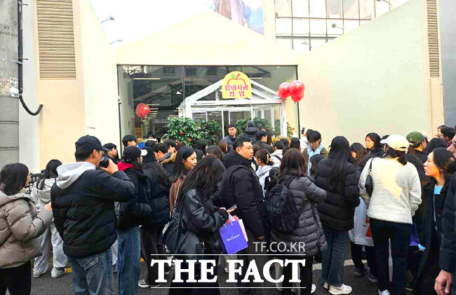 봉화 사과 팝업 입장을 위해 긴 대기줄이 늘어서 있다. /봉화군