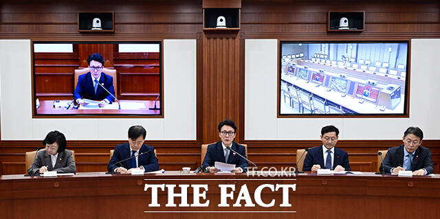 김민석 국무총리가 10일 오전 서울 종로구 정부서울청사에서 열린 국가정책조정회의에 참석해 모두발언을 하고 있다. /임영무 기자