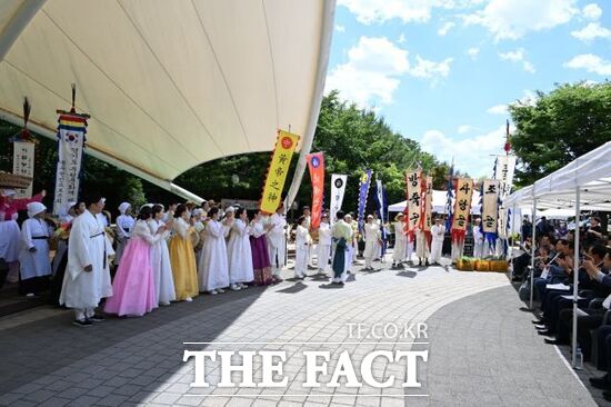 경기 동두천시시 향토무형유산 보유 단체인 제1호 동두천민요 보존회, 제2호 하봉암 도당굿 보존회, 제3호 이담 농악 보존회 등 3개 단체가 공연을 하고 있는 모습. /동두천시