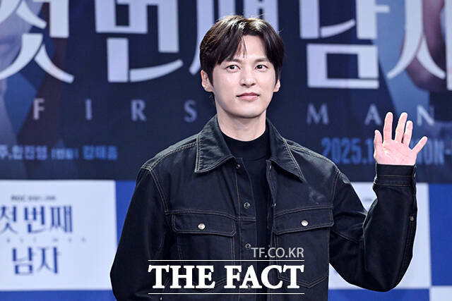 배우 이재황과 정찬, 오현경, 박건일, 함은정, 윤선우, 김민설(왼쪽부터)이 10일 오전 서울 마포구 상암동 MBC에서 열린 새 일일드라마 '첫 번째 남자' 제작발표회에 참석해 포즈를 취하고 있다. /서예원 기자