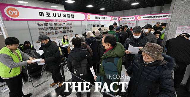 박강수 마포구청장(가운데)이 어르신을 격려하고 있다.