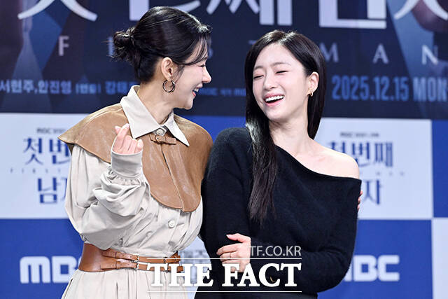 배우 오현경(왼쪽)과 함은정이 10일 오전 서울 마포구 상암동 MBC에서 열린 새 일일드라마 '첫 번째 남자' 제작발표회에 참석해 포즈를 취하고 있다. /서예원 기자