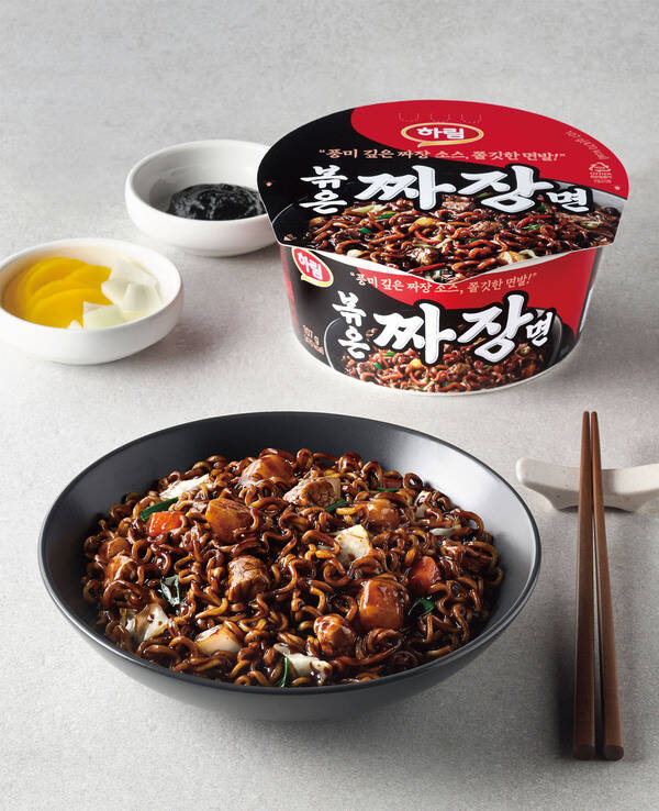 하림이 집에서도 옛날 짜장 맛을 간편하게 즐기려는 소비자 니즈에 맞춰 '컵 볶음짜장면'을 출시했다. /하림