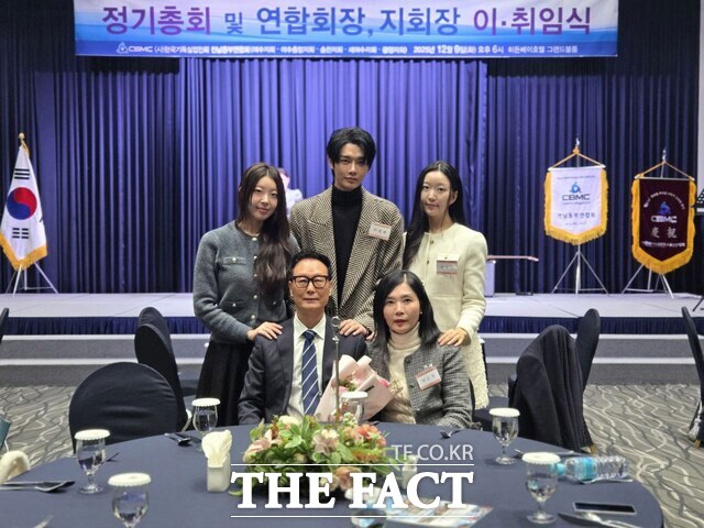 9일 여수 히든베이호텔 그랜드볼룸에서 열린 정기총회 및 연합회장·지회장 이·취임식에서 이상훈 제13대 한국CBMC 전남동부연합회장이 가족과 함께 기념촬영하고 있다. /한국CBMC 전남동부연합회