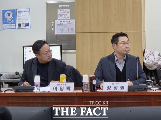 10일 오전 국회 의원회관에서 열린 'AI G3 강국 신기술 전략 조찬 포럼'에 참석한 이영탁 SK텔레콤 부사장(왼쪽)과 정성권 LG유플러스 부사장이 토론에 참여하고 있다. /국회=우지수 기자
