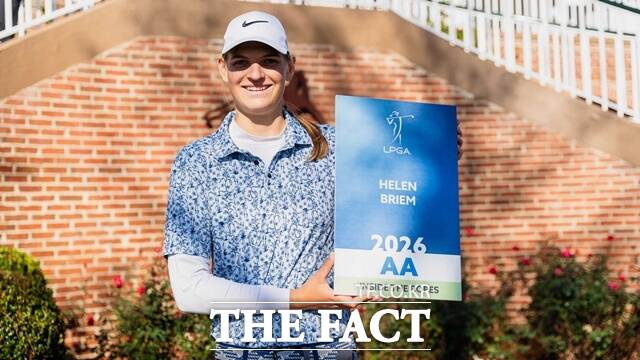 LPGA투어 Q시리즈 최종전에서 메달리스트를 차지한 독일의 헬렌 브리엠이 투어 카드를 받고 활짝 웃고 있다./LPGA
