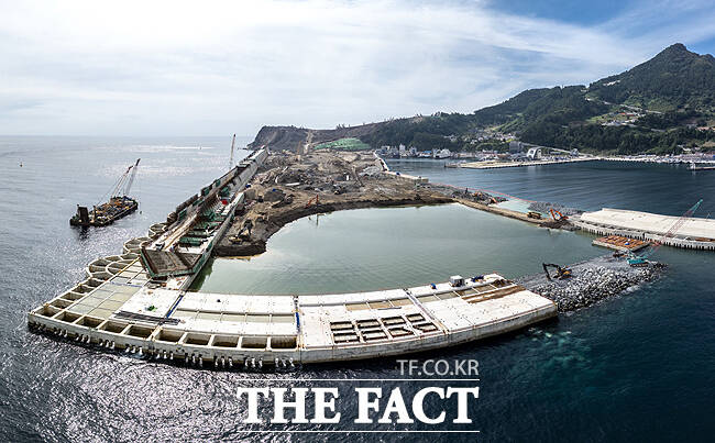 바다를 매립해 시공 중인 울릉공항 건설 현장. 현재 공정률 70.7%를 보이고 있다. /울릉군