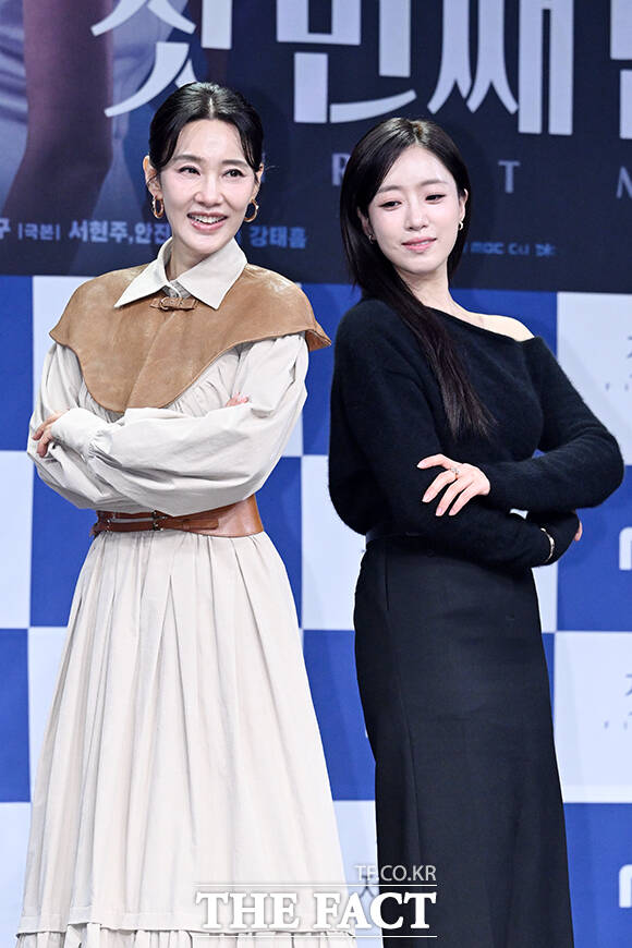 배우 오현경(왼쪽)과 함은정이 10일 오전 서울 마포구 상암동 MBC에서 열린 새 일일드라마 '첫 번째 남자' 제작발표회에 참석해 포즈를 취하고 있다. /서예원 기자