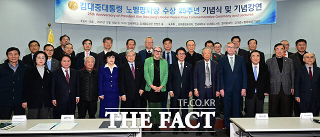 김민석 국무총리(왼쪽 세 번째)와 권노갑 김대중재단 이사장(왼쪽 두 번째), 미셸 윈트럽 아일랜드 대사(오른쪽 세 번째) 등 참석자들이 10일 오후 서울 마포구 연세대학교 김대중도서관에서 열린 김대중 대통령 노벨평화상 25주년 기념식에 참석해 기념촬영하고 있다.