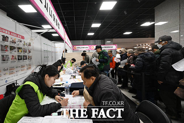 2026년 노인일자리 박람회가 10일 오전 서울 마포구청 1층에서 열린 가운데 어르신들이 취업 상담을 받고 있다. /서예원 기자