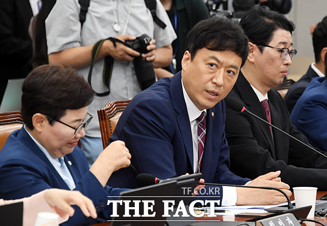 정성국 국민의힘 의원(부산진구갑)이 10일 사교육비 부담으로부터 학부모와 학생을 보호하는 취지의 '학원의 설립·운영 및 과외교습에 관한 법률 일부개정법률안'을 대표발의했다. /배정한 기자