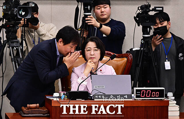 관계자와 대화하는 추미애 법사위원장.