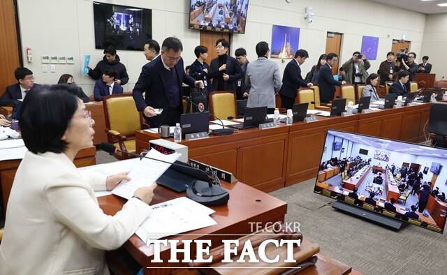 최민희 국회 과방위원장이 10일 오후 서울 여의도 국회에서 열린 과학기술정보방송통신위원회 전체회의에서 ‘허위조작정보 징벌적 손해배상법을 상정하자 최형두 국민의힘 간사를 비롯한 의원들이 자리에 일어나 회의장을 나서고 있다. /뉴시스