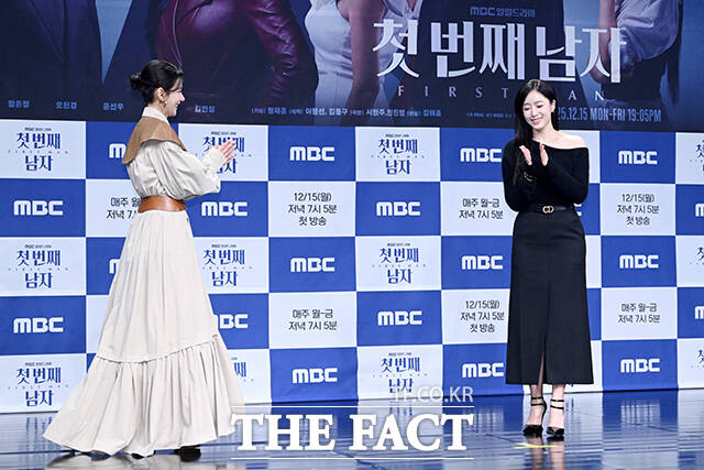 배우 오현경(왼쪽)과 함은정이 10일 오전 서울 마포구 상암동 MBC에서 열린 새 일일드라마 '첫 번째 남자' 제작발표회에 참석해 포즈를 취하고 있다. /서예원 기자