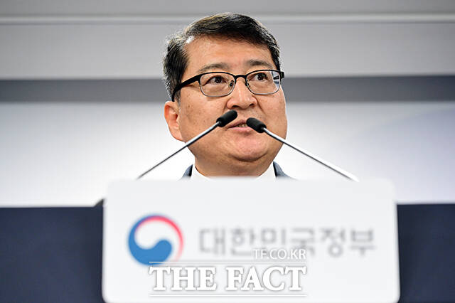 김경우 과학기술정보통신부 전파정책기획과장이 10일 오후 서울 종로구 정부서울청사에서 이동통신 주파수 재할당 세부 정책방안을 발표하고 있다. /임영무 기자