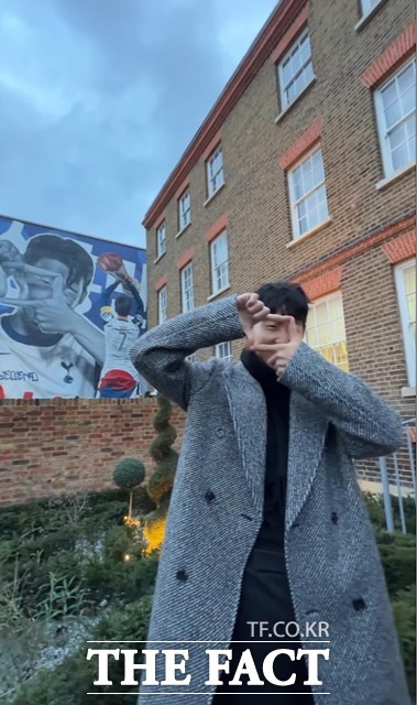 토트넘 스타디움 외벽에 설치된 자신의 벽화 앞에서 '찰칵 세리머니'를 펼쳐보이고 있는 손흥민./토트넘