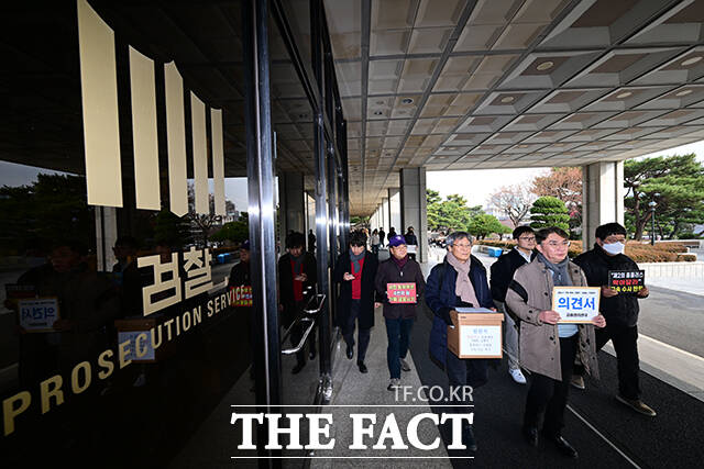 홈플러스 물품구매전단채 피해자 비상대책위원회와 금융정의연대 등 회원들이 10일 오후 서울 서초구 서울중앙지방검찰청에서 김병주 MBK파트너스 회장과 김광일 부회장에 대한 구속, 기소 촉구 탄원서 제출에 나서고 있다. /남윤호 기자