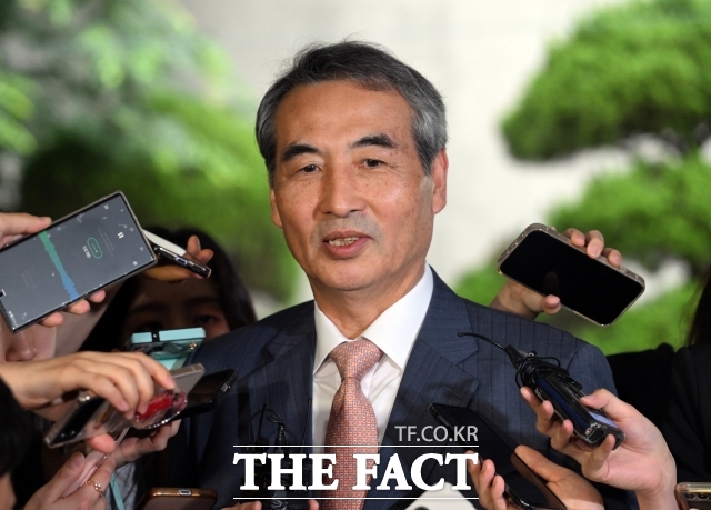 김건희 여사 연루 의혹을 수사하는 민중기 특별검사팀의 편파 수사 의혹 논란이 확산되고 있다. 사진은 민중기 특검. /이새롬 기자