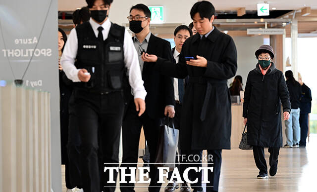 특정범죄 가중처벌법상 국고손실 혐의를 받는 김건희 씨의 모친 최은순 씨와 오빠 김진우 씨가 지난달 11일 오전 서울 광화문 KT 웨스트 빌딩에 마련된 김건희특검 사무실로 피의자 신분으로 출석하고 있다. /임영무 기자