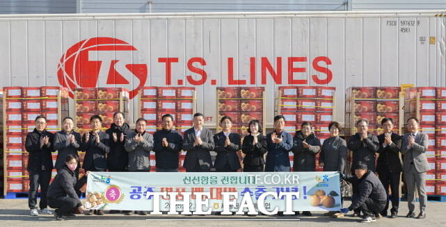 공주시가 9일 세종공주원예농협 산지유통센터에서 고맛나루 배 대만 수출 선적식을 갖고 참가자들이 기념 촬영을 하고 있다. /공주시