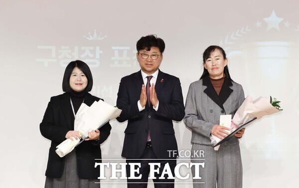 대전시 대덕구지역자활센터가 10일 대덕문화원에서 자활사업 참여자와 실무자 등 140여 명이 참석해 2025년 자활사업 성과 보고대회를 개최한 가운데 최충규 대덕구청장이 우수 종사자에게 표창을 수여했다. /대덕구