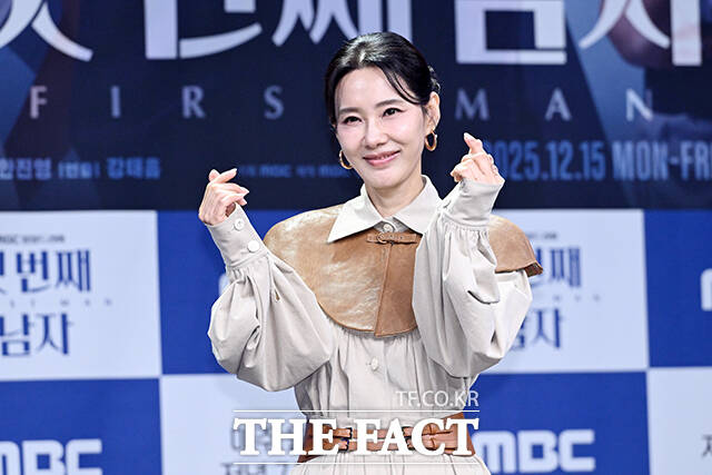 배우 이재황과 정찬, 오현경, 박건일, 함은정, 윤선우, 김민설(왼쪽부터)이 10일 오전 서울 마포구 상암동 MBC에서 열린 새 일일드라마 '첫 번째 남자' 제작발표회에 참석해 포즈를 취하고 있다. /서예원 기자