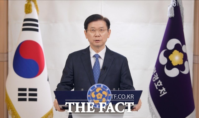 내란 사건을 수사하는 조은석 특별검사팀이 박종준 전 대통령 경호처장을 증거인멸 혐의로 불구속 기소했다고 10일 밝혔다.사진은 박 경호처장이 지난 5일 서울 용산 대통령 관저 지역에서 공수처의 윤석열 대통령에 대한 체포 영장 집행 당시 대통령경호처가 대통령 관저 진입을 승인하지 않은 것과 관련, 입장을 발표하고 있는 모습. /대통령경호처