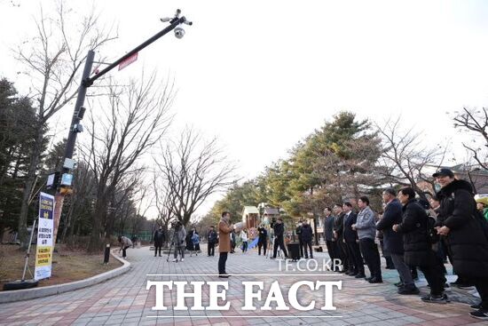 경기 고양시와 고양산업진흥원이 지난 9일 고양시 일산동구 밤가시마을에서 AI 방향 인식 비명 비상벨을 활용한 범죄 예방 대응 시스템 실증 제막식을 개최하고 있다. /고양시