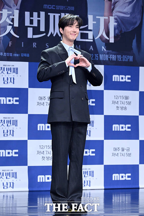 배우 이재황과 정찬, 오현경, 박건일, 함은정, 윤선우, 김민설(왼쪽부터)이 10일 오전 서울 마포구 상암동 MBC에서 열린 새 일일드라마 '첫 번째 남자' 제작발표회에 참석해 포즈를 취하고 있다. /서예원 기자