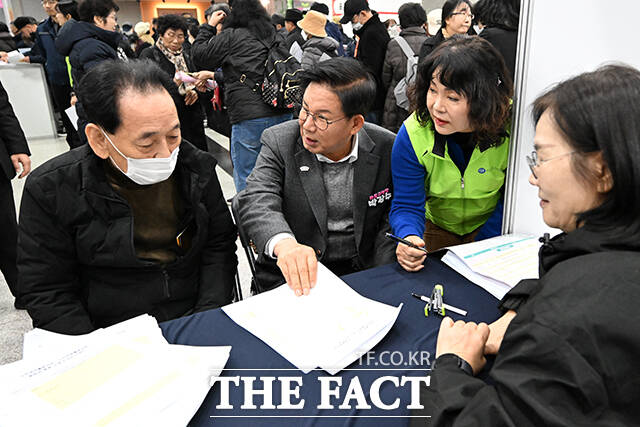 박강수 마포구청장(가운데)이 어르신을 격려하고 있다.