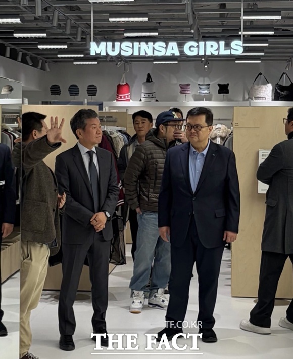 정몽규 HDC 회장(왼쪽)과 조만호 무신사 대표가 지난 10일 '무신사 메가스토어 용산'을 방문해 매장을 둘러보고 있다. /용산=문화영 기자