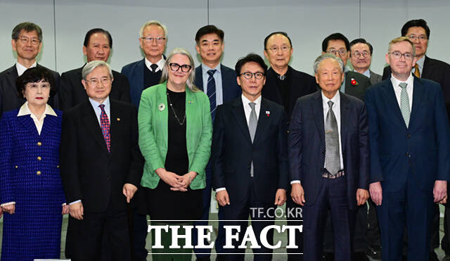 김민석 국무총리(왼쪽 세 번째)와 권노갑 김대중재단 이사장(왼쪽 두 번째), 미셸 윈트럽 아일랜드 대사(오른쪽 세 번째) 등 참석자들이 10일 오후 서울 마포구 연세대학교 김대중도서관에서 열린 김대중 대통령 노벨평화상 25주년 기념식에 참석해 기념촬영하고 있다.