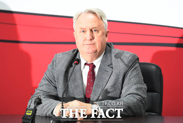 더불어민주당은 10일 비례대표 의원직 사퇴를 선언한 인요한 국민의힘 의원에게 