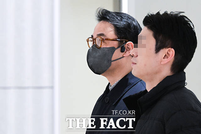 김진우 씨가 민중기 특별검사팀 사무실로 향하는 모습.