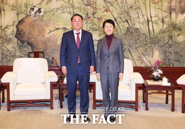 중국 상하이와 우호 교류 20주년을 맞아 협력을 강화하기 위해 10일부터 12일까지 2박 3일간 일정으로 중국 상하이를 방문한 김종훈 전북도 경제부지사(왼쪽)를 단장으로 한 대표단은 셰둥 상하이 부시장 등 주요 인사와 면담을 갖고 양 지역의 공동 번영을 위한 협력 확대 방안을 논의하고 있다. /전북도