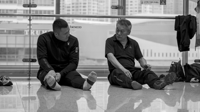 충남 부여에서 농사를 지으며 복싱을 가르쳐온 임영수 관장은 지도자생활 60년을 넘겼다. 인성과 꾸준한 훈련을 중시하고, 헌신적으로 제자들을 길렀기에 그에 대한 제자들의 존경심은 유명하다. 좋은 선수들을 많이 길렀는데 대표 제자가 바로 김동회다. 사진은 경기장에서 대화를 나누고 있는 스승과 제자. / 김동회 선수 제공