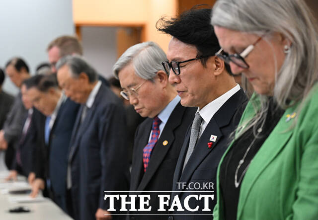 김민석 국무총리(왼쪽 세 번째)와 권노갑 김대중재단 이사장(왼쪽 두 번째), 미셸 윈트럽 아일랜드 대사(오른쪽 세 번째) 등 참석자들이 10일 오후 서울 마포구 연세대학교 김대중도서관에서 열린 김대중 대통령 노벨평화상 25주년 기념식에 참석해 기념촬영하고 있다.