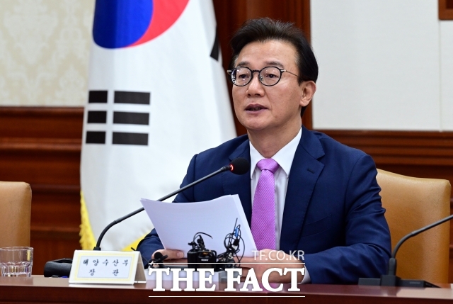 전 장관은 즉각 자신의 SNS에 저를 향해 제기된 금품수수 의혹은 전부 허위이며 단 하나도 사실이 아니다라며 의정활동은 물론 개인적 영역 어디에서도 통일교를 포함한 어떤 금품도 받은 사실이 없다고 부인했다. /임영무 기자