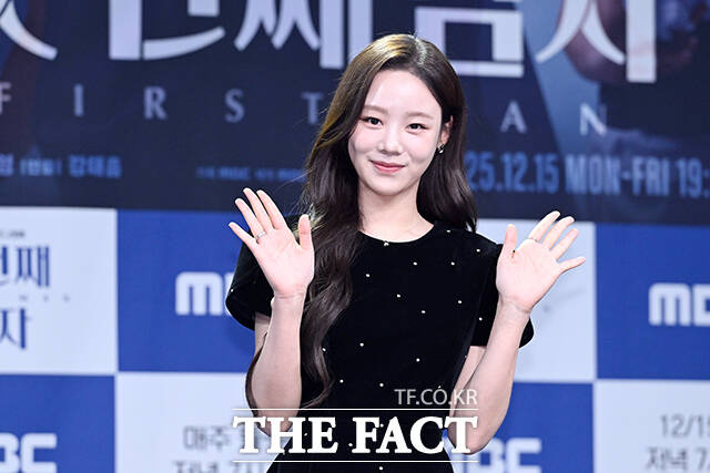 배우 이재황과 정찬, 오현경, 박건일, 함은정, 윤선우, 김민설(왼쪽부터)이 10일 오전 서울 마포구 상암동 MBC에서 열린 새 일일드라마 '첫 번째 남자' 제작발표회에 참석해 포즈를 취하고 있다. /서예원 기자