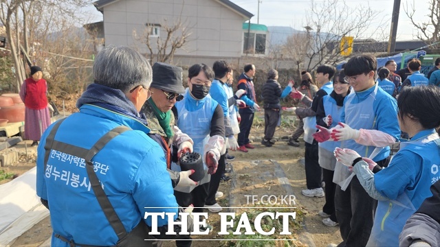 경북 경주 천년미래포럼이 10일 회원들의 후원금 3900만 원으로 마련한 생필품들을 지역 소외계층 200세대에게 전달했다. /천년미래포럼