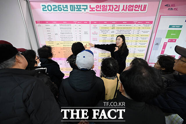 박강수 마포구청장(가운데)이 어르신을 격려하고 있다.