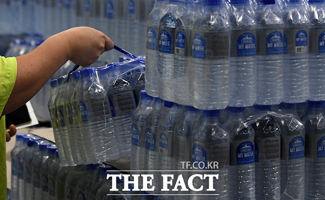 내년부터 상품표 없는 먹는샘물 제도가 시행돼 연간 2270t에 달하는 플라스틱 절감 효과가 나타날 것으로 보인다. /더팩트 DB