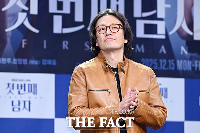 배우 이재황과 정찬, 오현경, 박건일, 함은정, 윤선우, 김민설(왼쪽부터)이 10일 오전 서울 마포구 상암동 MBC에서 열린 새 일일드라마 '첫 번째 남자' 제작발표회에 참석해 포즈를 취하고 있다. /서예원 기자