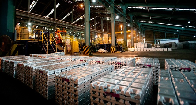 고려아연은 올해도 계열사와 함께 연말연시 불우이웃돕기 임직원 성금모금(매칭그랜트)을 진행한다고 10일 밝혔다. 고려아연 온산제련소 내부 아연 제품이 적재된 모습. /고려아연