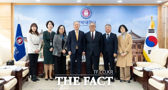10일 전북대학교가 일본 나가사키외국어대학(Nagasaki University of Foreign Studies)과 국제 복수학위 프로그램 협정을 맺은 가운데 양오봉 전북대 총장(왼쪽 네번째)과 이시카와 아키히토 나가사키외국어대학 총장(왼쪽 다섯번째) 등 양 대학 관계자들이 기념 촬영을 하고 있다. /전북대